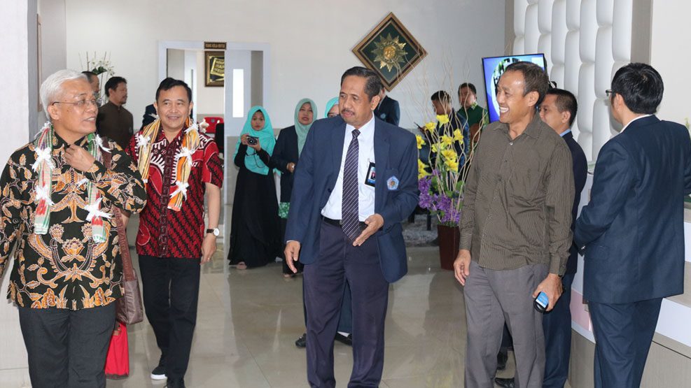 Prodi Ekonomi Islam FEB Unismuh Makassar Divistasi Tim Asesor BAN-PT 2 Prodi Ekonomi Islam FEB Unismuh Makassar Divistasi Tim Aseor BAN-PT