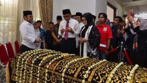 Gubernur dan Ketua PKK Sulsel Melayat ke Rumah Duka Almarhum IYL