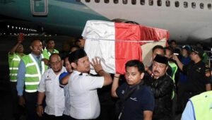 Jenazah Almarhum Ichsan YL Tiba di Makassar