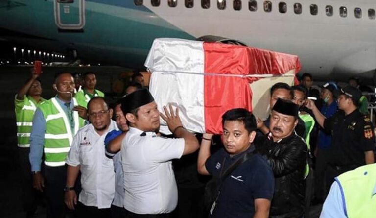 Jenazah Almarhum Ichsan YL Tiba di Makassar 4 Almarhum Ichsan YL