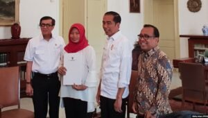Ditemani Jokowi, Baiq Nuril Terima Salinan Amnesti dari Kemenkumham