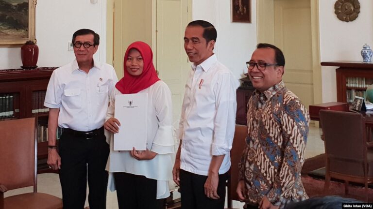 Ditemani Jokowi, Baiq Nuril Terima Salinan Amnesti dari Kemenkumham 3 Baiq Nuril