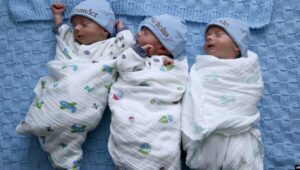 Dikira Batu Ginjal, Seorang Perempuan Melahirkan Bayi Kembar Tiga