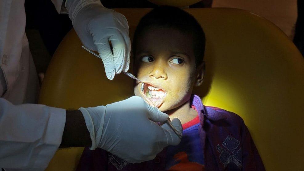 Dokter Cabut 526 Gigi dari Mulut Seorang Bocah Berusia 7 Tahun