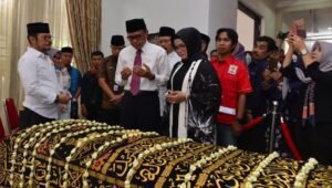 Gubernur dan Ketua PKK Sulsel Melayat ke Rumah Duka Almarhum IYL