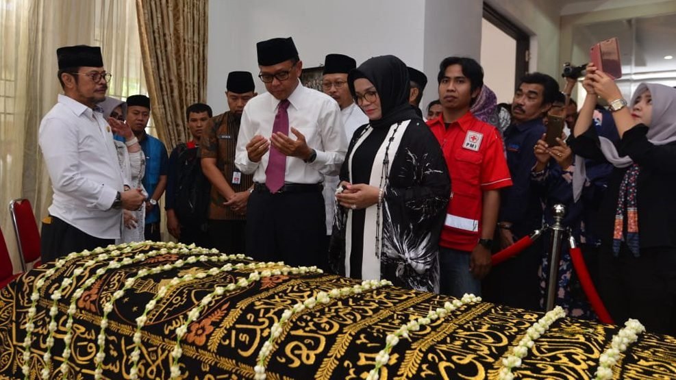 Gubernur dan Ketua PKK Sulsel Melayat ke Rumah Duka Almarhum IYL