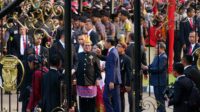 Jelang Penurunan Bendera, Presiden Jokowi Sapa Warga di Luar Istana