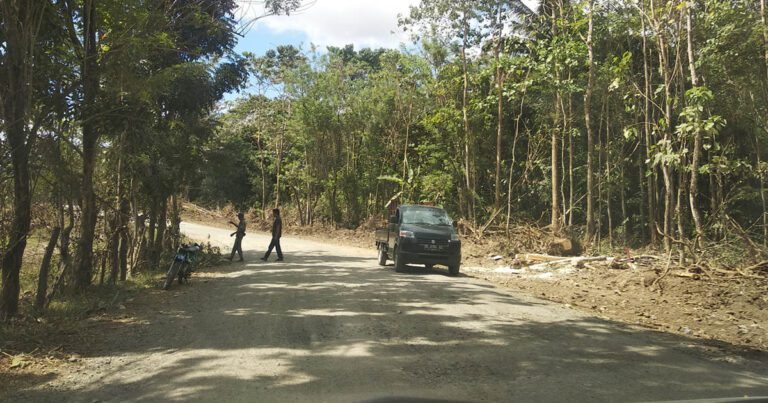 Jalan Rusak Parah di Poros Tana Batue Bone-Sinjai Mulai Dikerjakan 2 Jalan Rusak Parah di Poros Tana Batue Bone Sinjai Mulai Dikerjakan