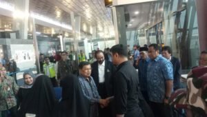 Wapres JK Sambut Jenazah IYL di Bandara Soekarno Hatta