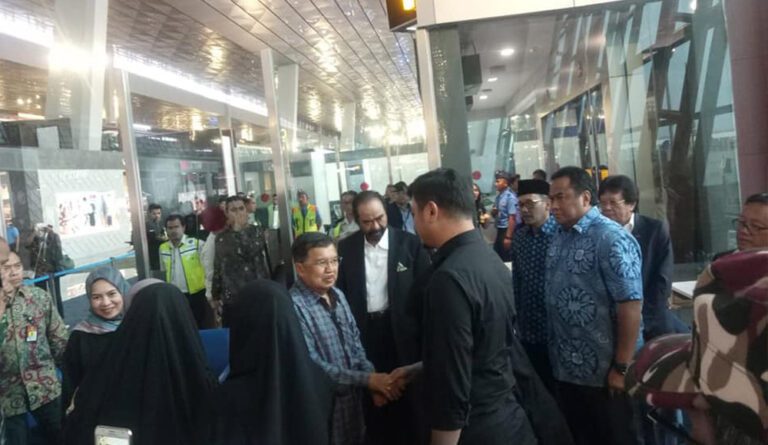 Wapres JK Sambut Jenazah IYL di Bandara Soekarno Hatta 5 Jenazah IYL
