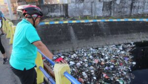 Bersepeda Tinjau Kanal Dangko, Iqbal Perintahkan Angkut Tumpukan Sampah