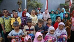 Liestiaty Nurdin dan Murni Iqbal Salurkan Bantuan Alat Sekolah