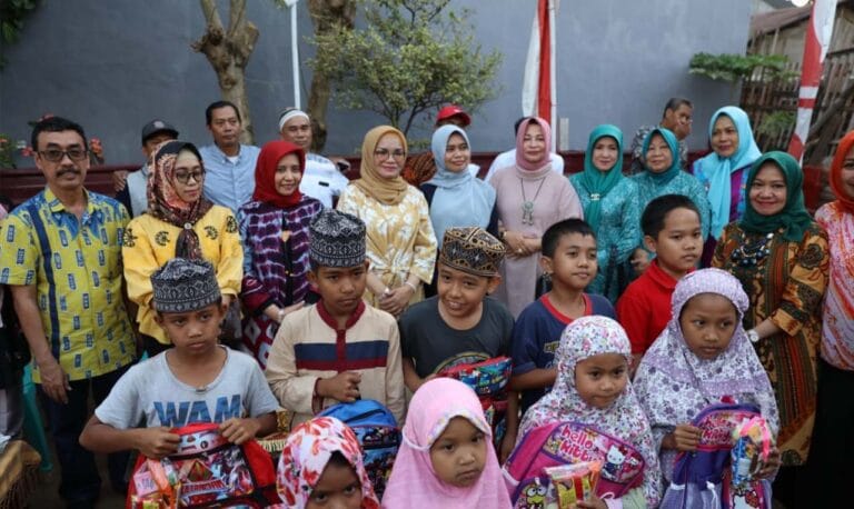 Liestiaty Nurdin dan Murni Iqbal Salurkan Bantuan Alat Sekolah 5 Liestiaty Nurdin