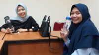 Dua Mahasiswi Sosiologi Pascasarjana Unhas Peduli Limbah Plastik