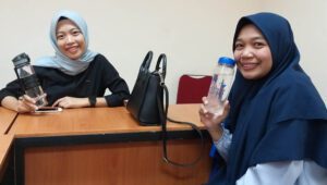 Dua Mahasiswi Sosiologi Pascasarjana Unhas Peduli Limbah Plastik