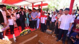 Gubernur Pimpin Prosesi Pemakaman Ichsan YL