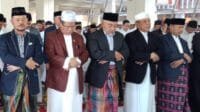 Rektor UNM bersama Syahrul YL, Shalat Idhul Adha Dipelataran Menara Pinisi