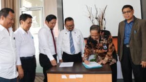 Rektor Unismuh Terima SK Izin Prodi Farmasi dari Kepala LLDIKTI Sulawesi