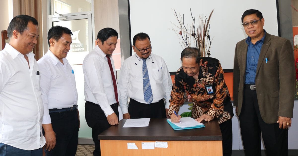 Rektor Unismuh Terima SK Izin Pembukaan Prodi Farmasi dari Kepala LLDIKTI Sulawesi