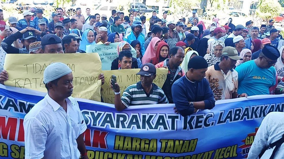 Tak Terima Ganti Rugi Lahan KA, Warga Demo di DPRD Pangkep