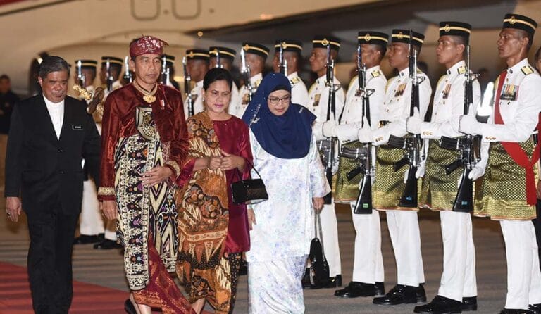 Gunakan Pakaian Adat Bali, Jokowi Kunjungi Malaysia 2 Tiba di KL