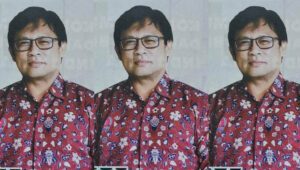 Wakil Rektor Unismuh Jadi Foto Model Baju Seragam di Majalah SM
