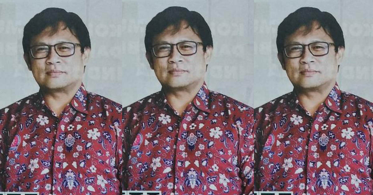 Wakil Rektor Unismuh Jadi Foto Model Baju Seragam di Majalah SM