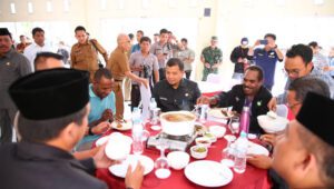 Redam Konflik, Iqbal Suhaeb dan NA Makan Bersama Warga Papua