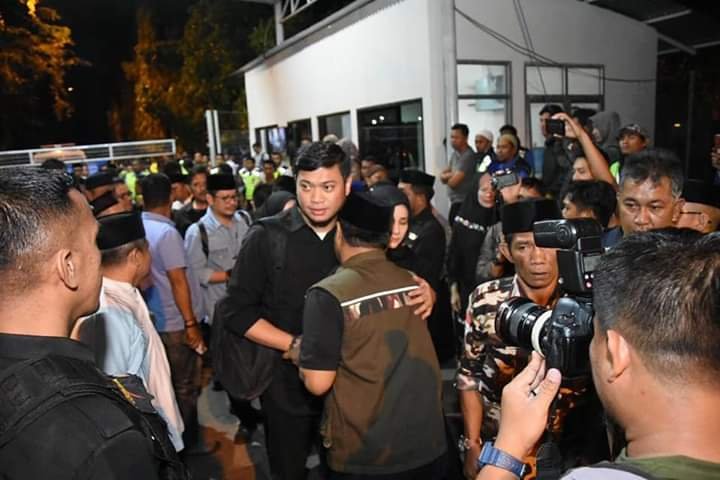 Jenazah Almarhum Ichsan YL Tiba di Makassar