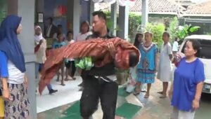 Tidak Bisa Pakai Ambulans Puskesmas, Keluarga Gendong Jenazah Pulang ke Rumah Duka