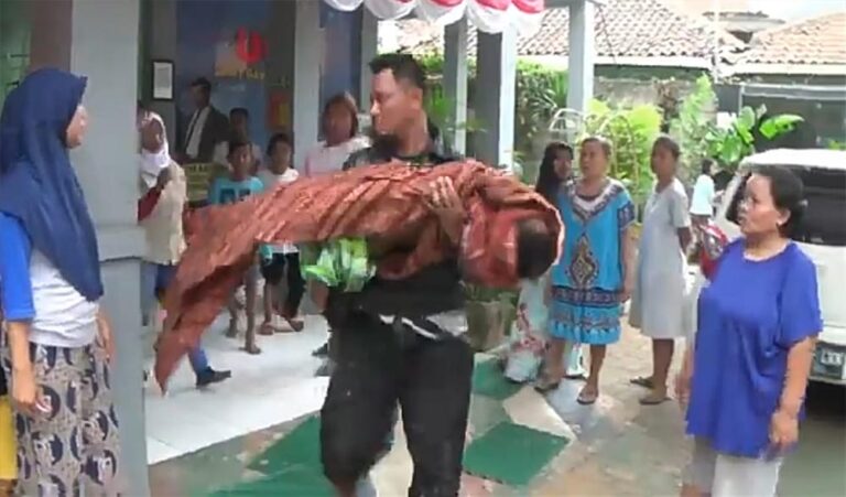 Tidak Bisa Pakai Ambulans Puskesmas, Keluarga Gendong Jenazah Pulang ke Rumah Duka 8 cikokol