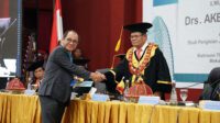 Empat Jam disidang Oleh 7 Professor, Akbar Faisal Raih Summa Cum Laude
