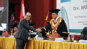 Empat Jam disidang Oleh 7 Professor, Akbar Faisal Raih Summa Cum Laude