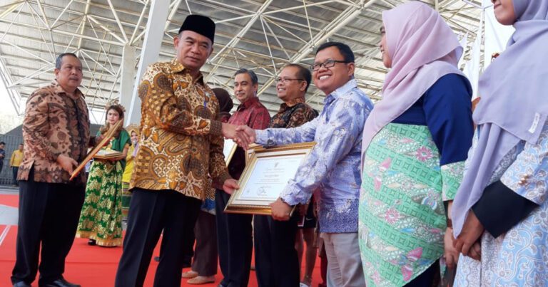 Bantu Perangi Ileterasi, Dompet Dhuafa Terima Penghargaan Mendikbud RI 3 Bantu Perangi Ileterasi Dompet Dhuafa Terima Penghargaan Mendikbud RI