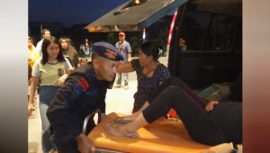 Brimob Polda Sulsel Selamatkan Ibu Hamil Saat Aksi Demonstrasi