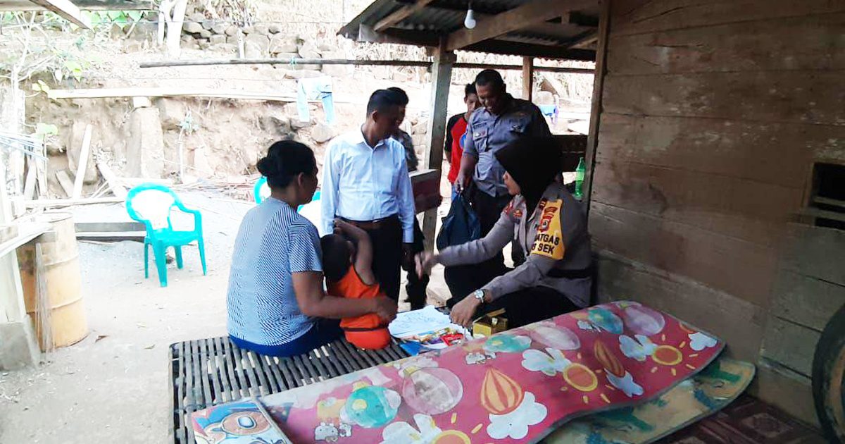 Kapolsek Manuju Gowa Kunjungi Rumah Rezki Anak Terlahir Tanpa Tangan Kaki 02