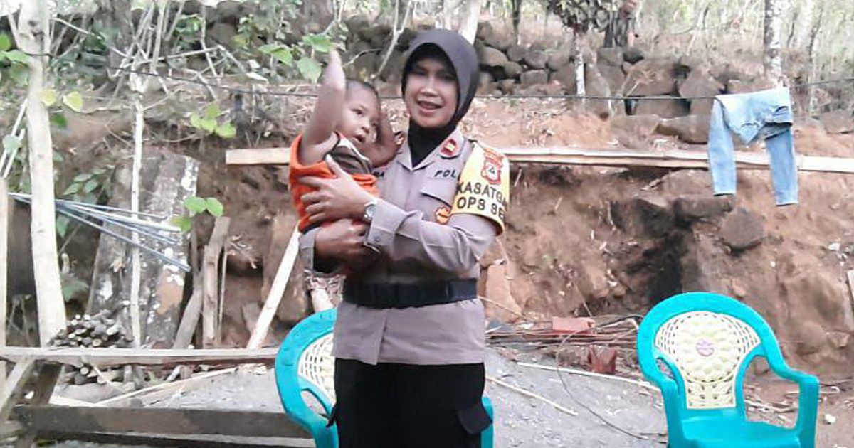 Kapolsek Manuju Gowa Kunjungi Rumah Rezki Anak Terlahir Tanpa Tangan Kaki