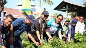 Kendalikan Inflasi, Iqbal Suhaeb Tinjau Kelurahan Timungan Lompoa