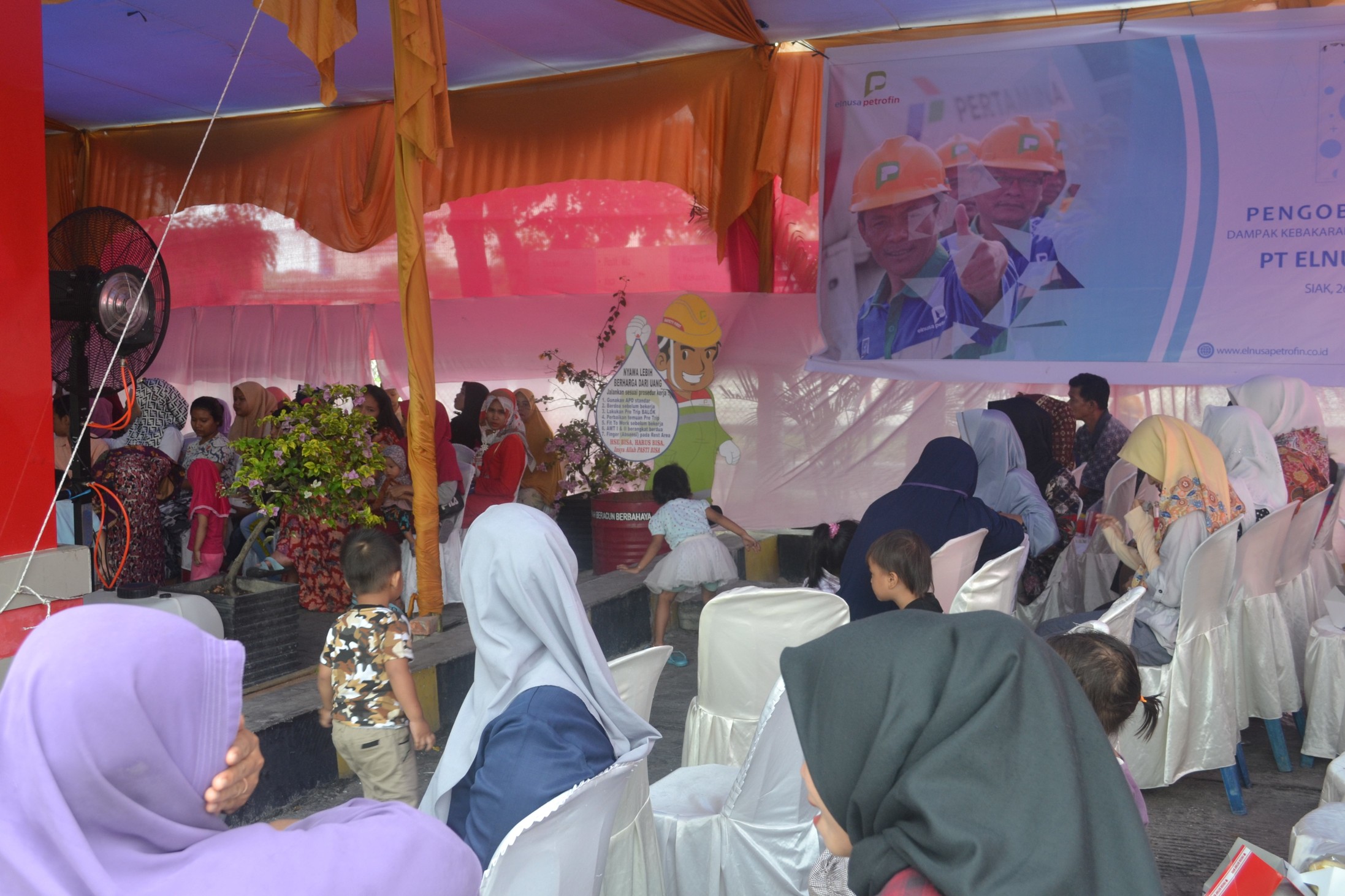 Masyarakat Sei Siak sedang mengantree untuk pengobatan gratis