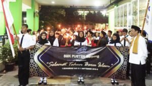 Ribuan Siswa SMK Pustek Gelar Pawai Obor 1 Muharram