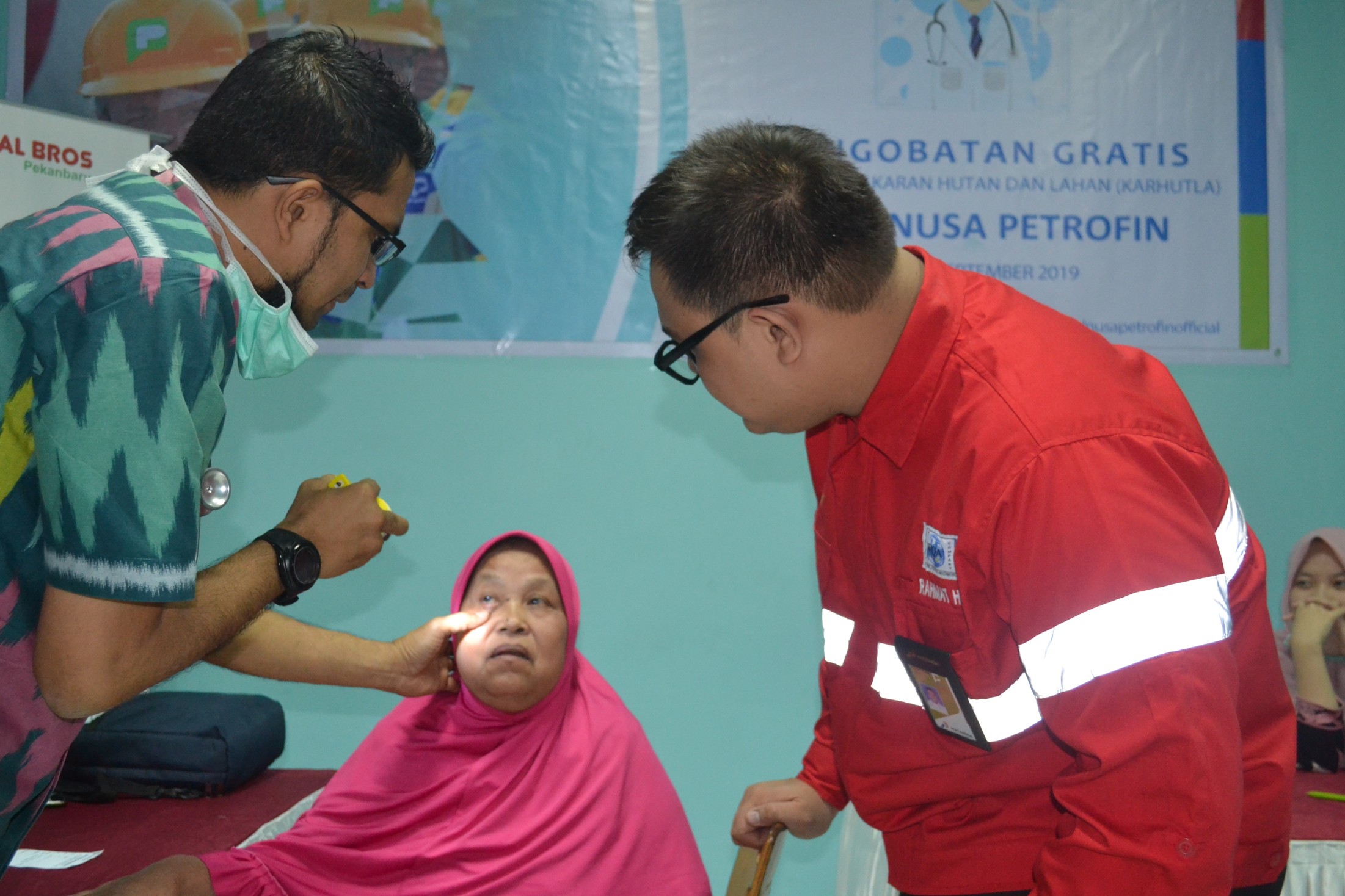 Salah satu warga sedang menjalankan pemeriksaan