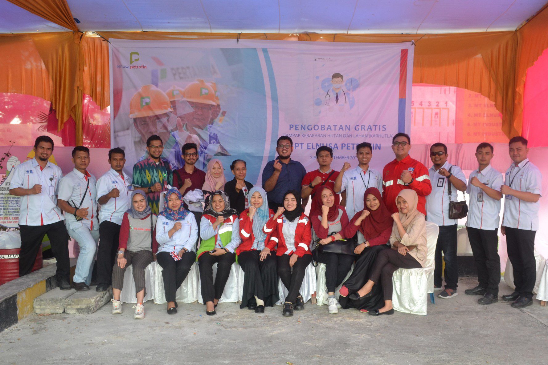 Tim CSR Elnusa Petrofin beserta Tim Tenaga Medis
