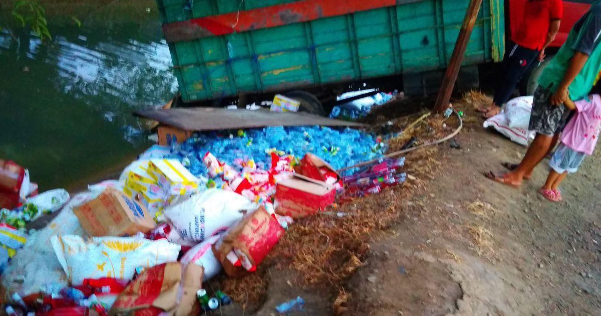 Truk Pengangkut Barang Terperosok ke Sungai di Depan Pasar Pakalu, Diduga Rem Blong