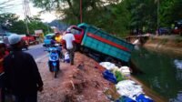 Truk Pengangkut Barang Terperosok ke Sungai di Depan Pasar Pakalu, Diduga Rem Blong