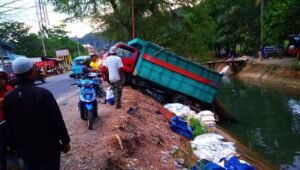 Truk Pengangkut Barang Terperosok ke Sungai di Depan Pasar Pakalu, Diduga Rem Blong