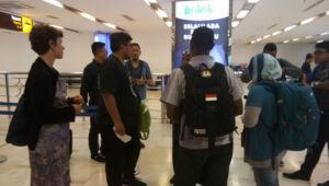 4 WNA Australia Yang Dideportasi dari Sorong Transit di Bandara Internasional Sultan Hasanuddin