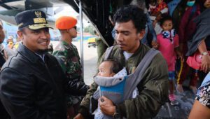Wagub dan Sekda Jemput Warga Sulsel dibandara Sentani