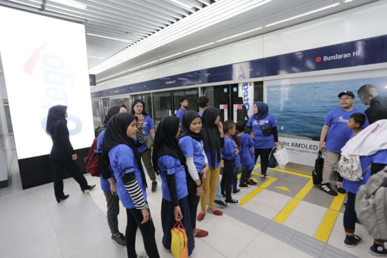 Elnusa Petrofin & MRT Jakarta, Berbagi Keceriaan Bersama Anak Yatim 1 Anak Yatim Mencoba MRT Jakarta