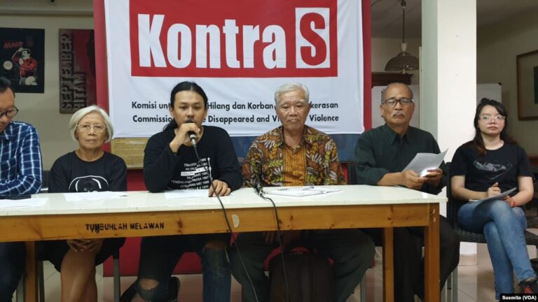 Keluarga Korban Pelanggaran HAM Desak Jokowi Copot Prabowo 5 Copot Prabowo