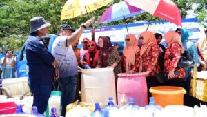 Bersamat Dirut PDAM, Lies Nurdin Beri Bantuan Air Bersih ke Masyarakat Kelurahan Untia dan Katimbang
